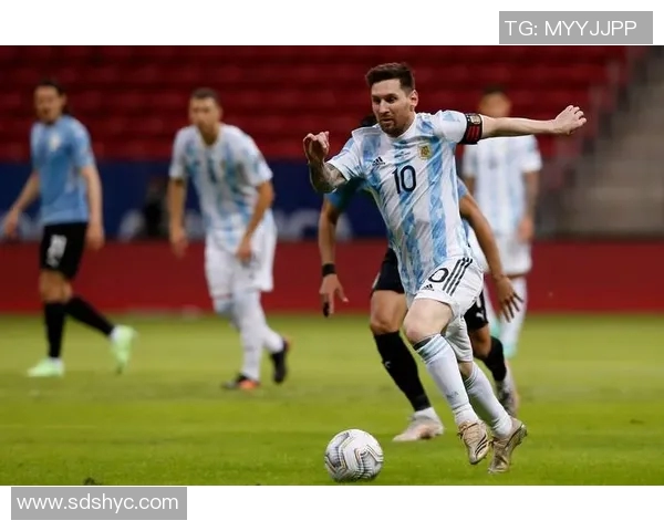 足球明星女儿展现惊人球技精彩踢球视频引发热议与关注